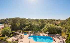 Neben dem Meer lockt auch der Pool des Hotels (ca. 75 qm) mit separatem Kleinkind-Becken